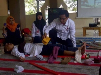 (PMI) memberikan pelatihan cara menangani cedera alat gerak