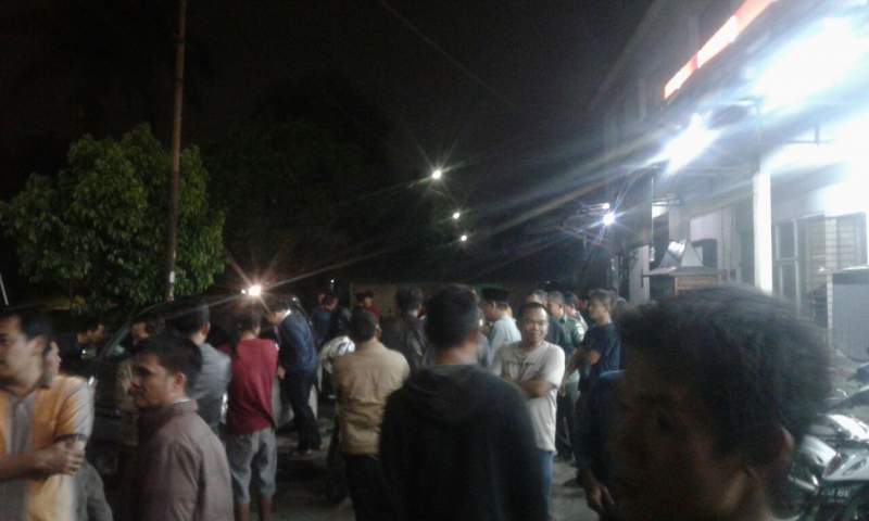 Warga berkerumunan di lokasi kejadian perampokan ATM di Legok.