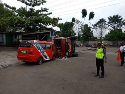 Rem Blong Truk Bahan Kimia Tabrak Angkot