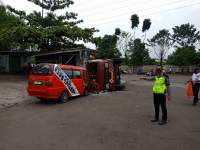 Rem Blong&nbsp;Truk Bahan Kimia Tabrak Angkot