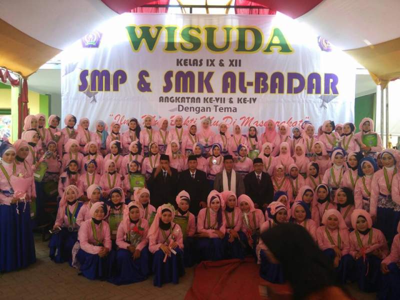 Siswa Al-Badar Minta Maaf Sambil Basuh Kaki Orang Tua