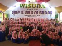 Siswa Al-Badar Minta Maaf Sambil Basuh Kaki Orang Tua