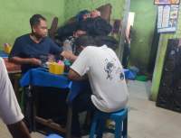  Bupati Serdang Bedagai, Darma Wijaya terlihat sangat menikmati bakso Kajo yang dipinggir Jalinsum.