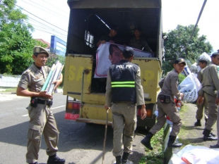 Satpol-PP Pandeglang Tertibkan Atribut Kampanye