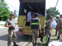 Satpol-PP Pandeglang Tertibkan Atribut Kampanye