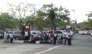 Tampak para pemberi jasa tumpangan sedang berteriak mencari penumpang