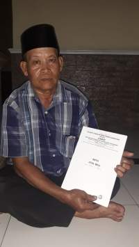 Otib warga buniayu yang merasa jadi korban pungli oleh oknum staf desa.