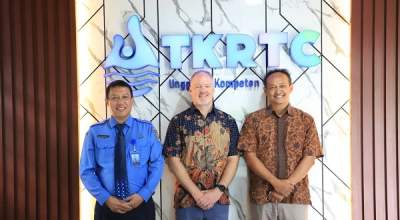 Direktur Umum PERUMDAM TKR bersama Deputi Chief of Party USAID IUWASH