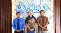 Direktur Umum PERUMDAM TKR bersama Deputi Chief of Party USAID IUWASH