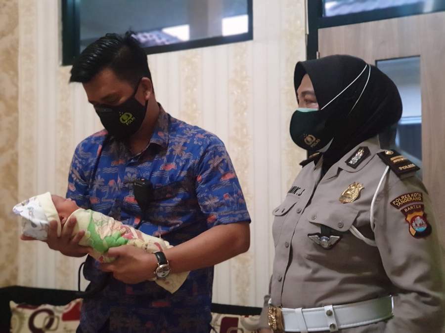 Satlantas Polresta Tangerang Bantu Tali Asih Bayi yang Ditemukan di TPU Kaliasin