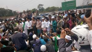 Demo penolakan pembangunan sekolah Santa Laurensia SUvarna Padi, Sindang Jaya, Kabupaten Tangerang.