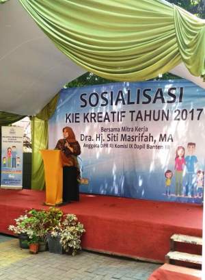  Anggota Komisi lX DPR RI, Siti Masrifah saat mengikuti sosialisasi KIE Kreatif BKKBN Provinsi Banten, di Kelurahan Sudimara Pinang, Kecamatan Pinang.