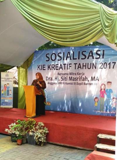 Anggota Komisi lX DPR RI, Siti Masrifah saat mengikuti sosialisasi KIE Kreatif BKKBN Provinsi Banten, di Kelurahan Sudimara Pinang, Kecamatan Pinang.