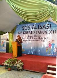  Anggota Komisi lX DPR RI, Siti Masrifah saat mengikuti sosialisasi KIE Kreatif BKKBN Provinsi Banten, di Kelurahan Sudimara Pinang, Kecamatan Pinang.