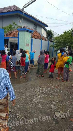 Protes Pencemaran Udara, Puluhan Ibu Rumah Tangga Grudug PT SU Indonesia