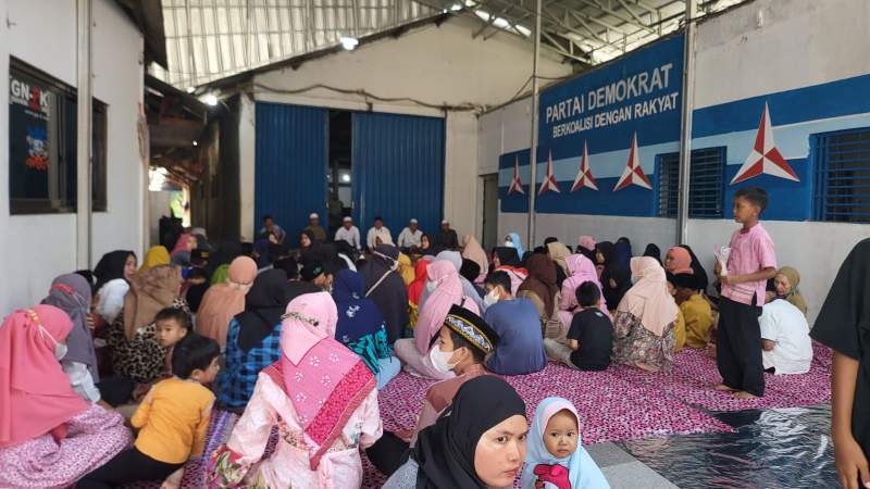 Rayakan Asyura, Anggota DPRD Fraksi Demokrat Yaya Ansori Santuni Anak Yatim