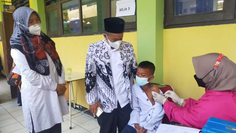 Polresta Tangerang Kawal Kegiatan Vaksinasi di SMPN 01 Mauk