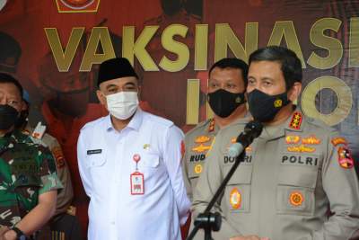 Bupati Dampingi Kabintelkam Mabes Polri Tinjau Pelaksanaan Vaksinasi