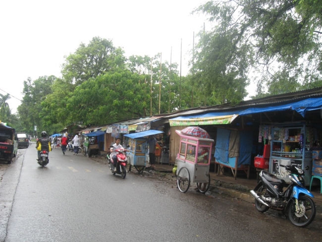 Jalur lingkar alun-alun Kecamatan Menes yang digunakan para pedagang Pasar Menes