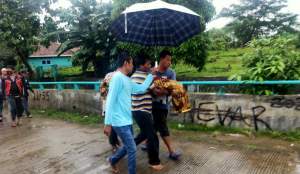 Salahsatu bocah yang tenggelam di tandon Jurang Mangu Barat saat mendapat pertolongan warga.