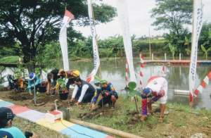 Banksasuci dan Fedtangs Hijaukan Bantaran Sungai Cirarab