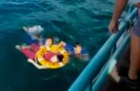 Korban saat dievakuasi dari danau Toba