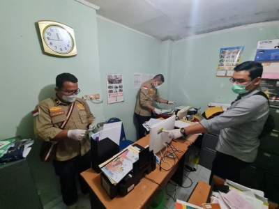 Petugas dari Kejari saat lakukan penggeledahan di kantor KONI.
