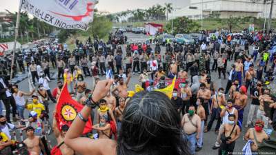 Ilustrasi para pekerja dan buruh menggelar aksi unjuk rasa.