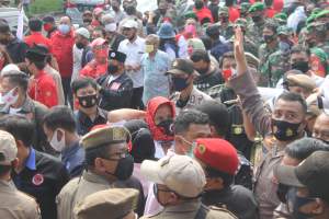 Kerumunan massa penuhi kantor KPU Tangsel foto : Aip/detakbanten