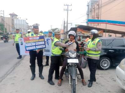 Operasi Patuh Toba 2025 di Sergai, Satlantas Bagi Helm dan Minyak Goreng Gratis untuk Pengendara Tertib