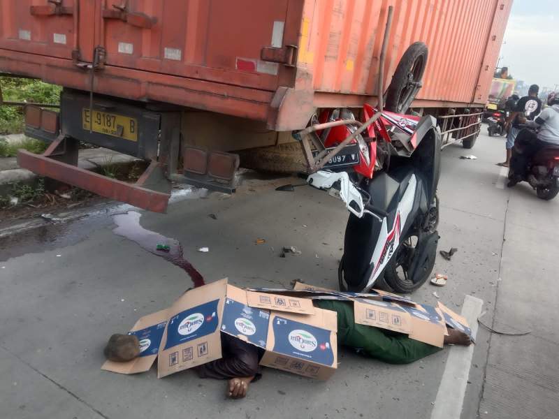 Pemotor Asal Gunung Kaler Tewas Usai Tabrak Truk Parkir Sembarangan
