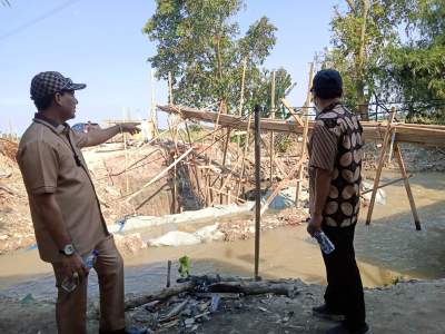 Aspirasi Masyarakat Terealisasi ,  Ahmadi Lakukan Pengawasan Jembatan Penghubung Desa ke Desa
