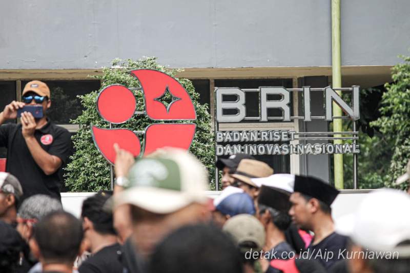 Ratusan warga Tangsel dan Bogor Demo di depan Kantor BRIN. (Detak/Aip Kurniawan)