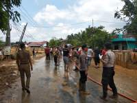 Polda Banten Kerahkan Ratusan Personil Bersihkan Lumpur Jalanan pasca Banjir