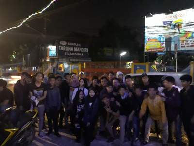 Puluhan Siswa SMA Taruna Mandiri Pamulang Beri Santunan dan Sahur On The Spot