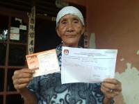 Seorang warga memperlihatkan hasil pencocokan dan penelitian (Coklit).