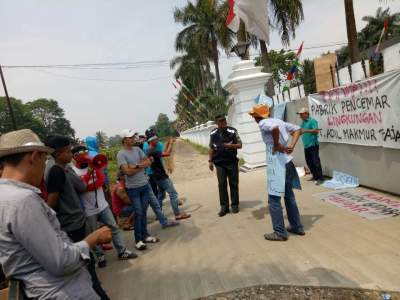 Aksi demo warga di depan PT Adil Makmur Fajar.