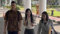 Foto: Kedatangan Sandra Dewi ke Kejaksaan Agung RI, Kamis (4/4/2024) pagi untuk pemeriksaan terkait kasus suaminya, Harvey Moeis.