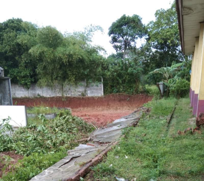 tembok pagar sekolah roboh.