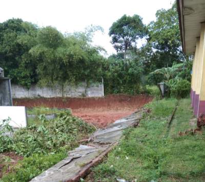 tembok pagar sekolah roboh.