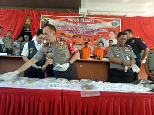 Kapolda Metro Jaya Irjen M. Iriawan menunjukkan barang bukti narkoba di Bandara Soetta.