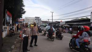 Kapolres Cilegon Pantau Pelaksanaan One Way Di Jalur Wisata Anyar