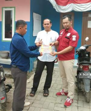 Tekan Kejahatan, Kanit Reskrim Polsek Cipanas Sebar Stiker Himbauan