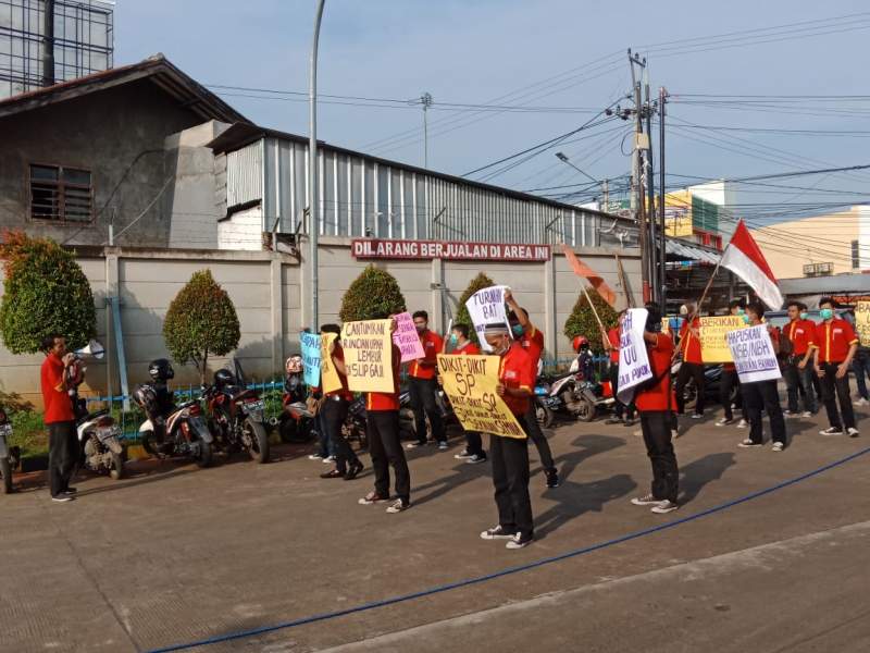 Diduga Gelapkan Dana BAT, Puluhan Karyawan Geruduk Kantor Alfamart Serang