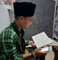 Santri Ponpes Al-Fathaniyah sedang pengajian online