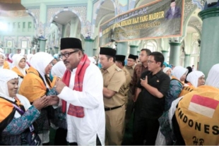 Rano dan Arief saat menyalami para jamaah