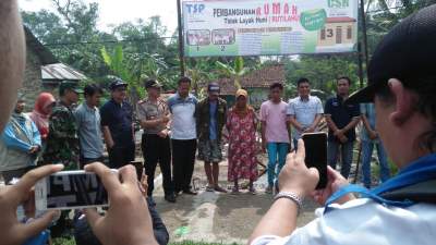 Ajak Muspika, TSP CSR Kabupaten Serang Letakan Batu Pertama Rutilahu Seorang Janda beranak Empat