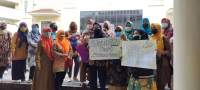 Beberapa guru honorer menunjukan spanduk tuntutan ke di depan ruang rapat DPRD Kota Cilegon, Senin (23/8/2021).