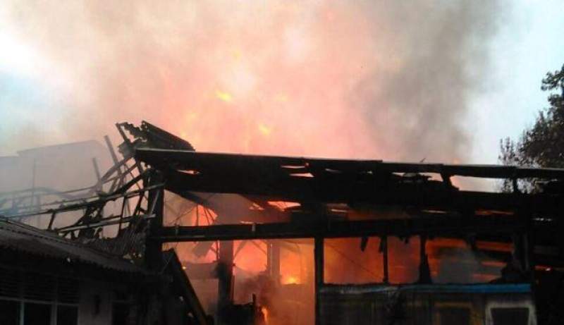 Gudang Barang Bekas di Neglasari Ludes Terbakar