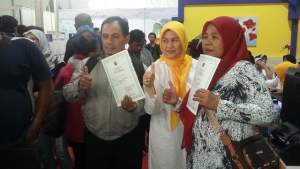 Kabid Catatan Sipil pada Disdukcapil Kota Tagerang Ermawati memperlihatkan akte lahir,